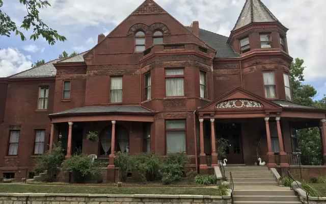 Vineyard Mansion & Carriage House Bed & Breakfast