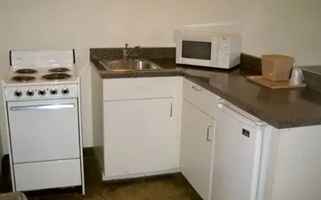 Delux Inn Express Inn & Suites