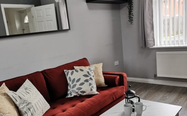 Olive and Carol's Beautiful 3-bed House in Walsall