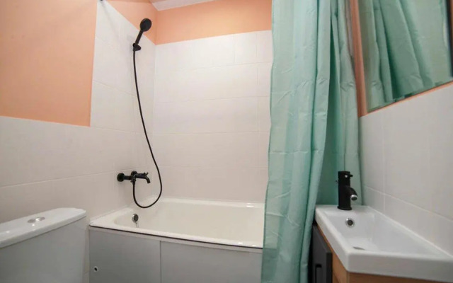 Диван и чемодан на улице Космическая