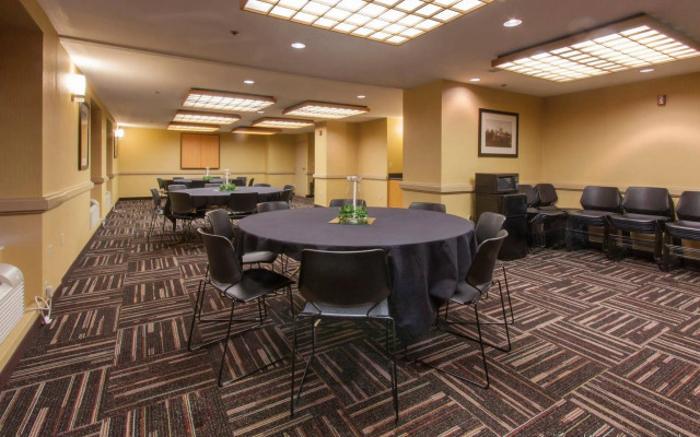 Red Roof Inn PLUS+ Columbus Downtown-Convention Center