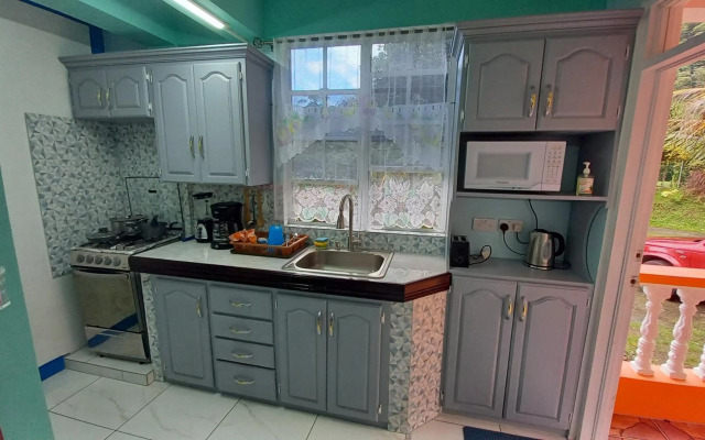 Cozy vacation retreat with free parking