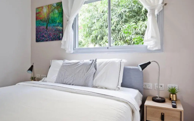 Beautifully Renovated 2BR with Balcony Beachfront*