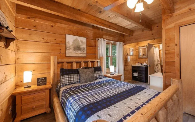 Pappy's Peak 2 Bedroom Cabin by RedAwning