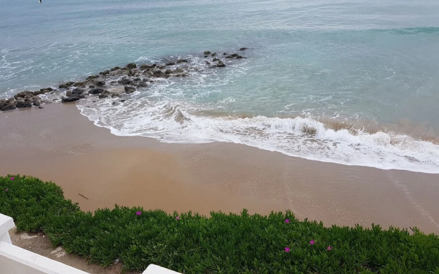 Wave Suite By the Sea