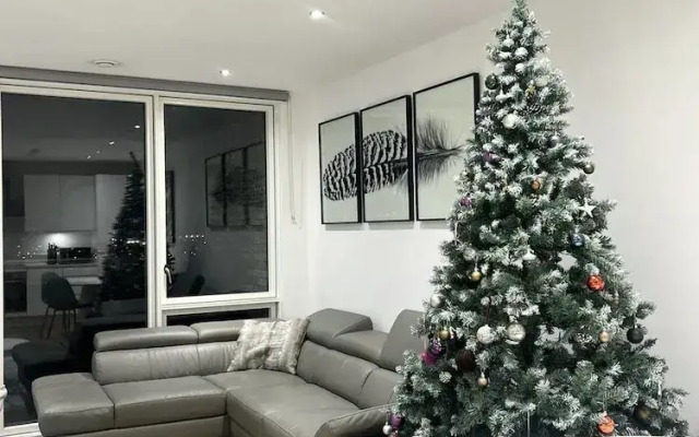 Beautiful 2-bed High Rise Apartment in Royal Wharf