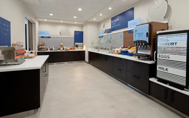 Holiday Inn Express & Suites Valencia - Santa Clarita by IHG