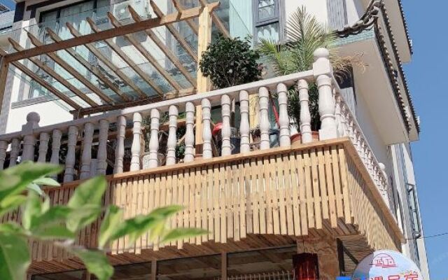 Fuxian Lake Meets Homestay