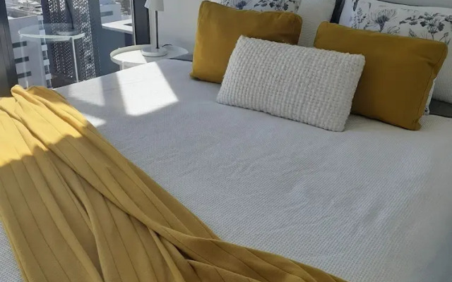 Top Floor Stunning Views