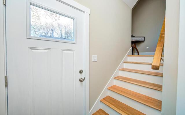 Stylish 1BR Condo 1 Mile To Downtown