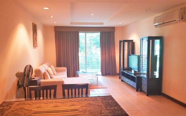 Lovely 2-bed Apartment in Pratumnak With Pool View