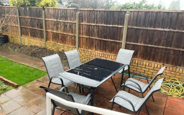 Inviting Apartment in Hayes With Garden & Parking