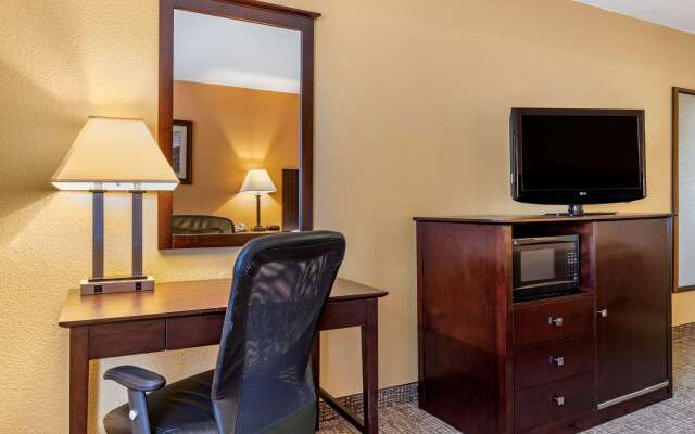 Quality Inn Russellville I-40