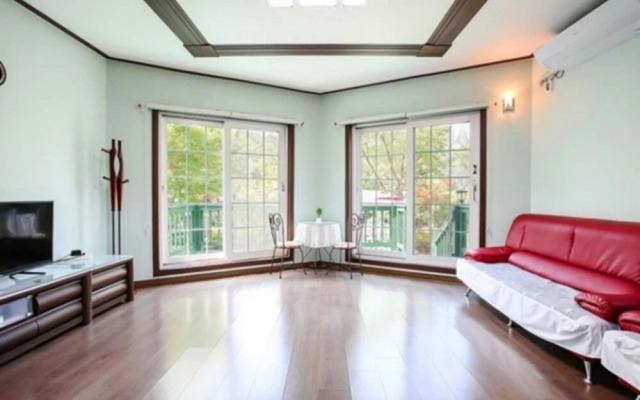 Hongcheon Gangbyeonuisuchaehwa Pension