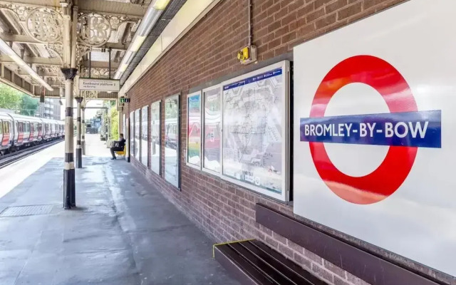 Bright 1 Bedroom East London Apartment with Balcony