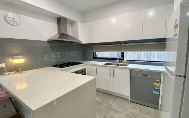 StayAU Modern 4BR Townhouse Bayswater