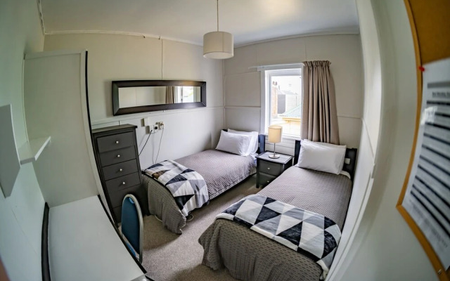 The Red Monkey Travellers' Lodge - Hostel