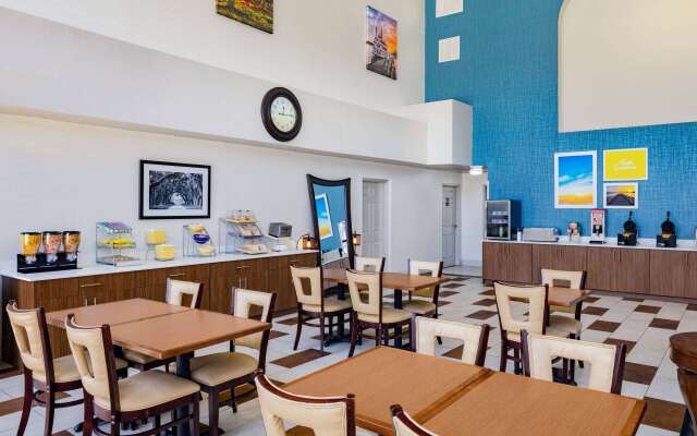 Days Inn & Suites by Wyndham Savannah Midtown