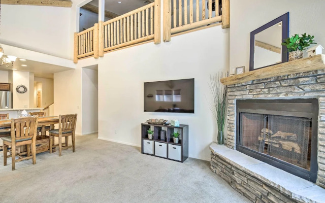 Deck & Gas Grill: Spacious Pinetop Cabin