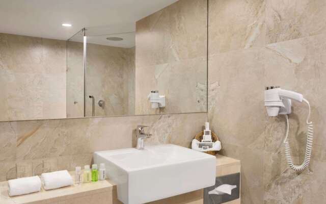 Ramada by Wyndham Colombo Hotel