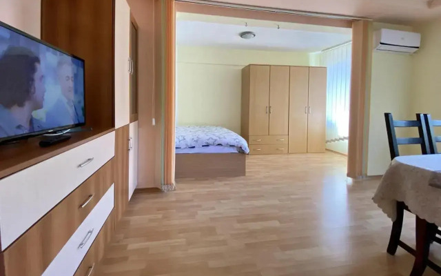 Sunny Central Apartment with TV & Wi-Fi