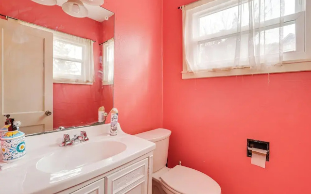 Near University Ave! Pet-friendly 3BR w/ Foosball!