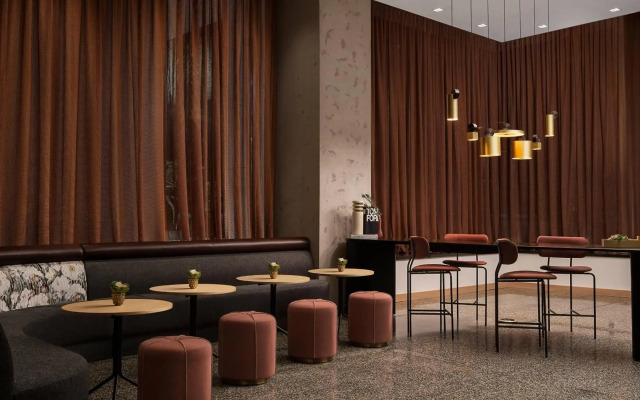 Renaissance Milwaukee West Hotel