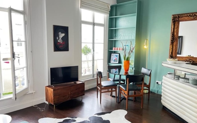 Stylish Central London Balcony Apartment