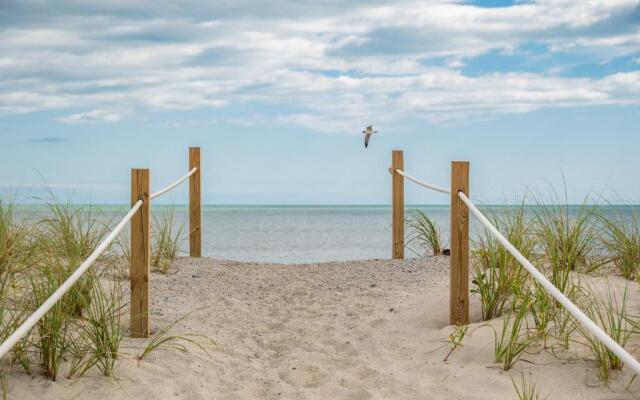 Chill'ax Inn by Oak Island Accommodations