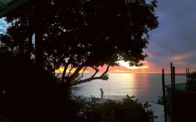 Quirky Eco-Friendly Artist Studio (Sea Views)