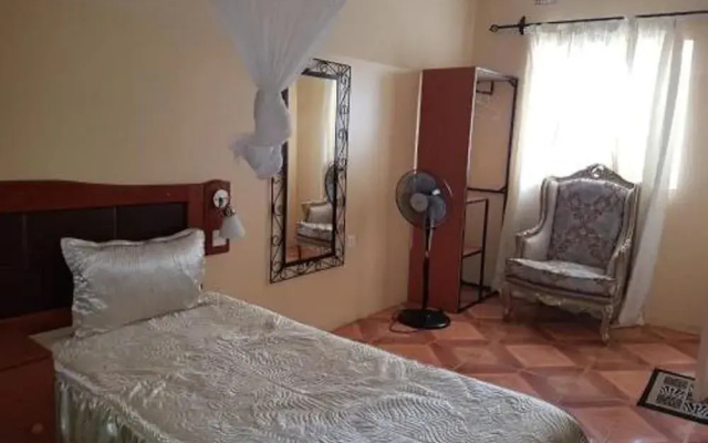 Zuus Lodge & Tours