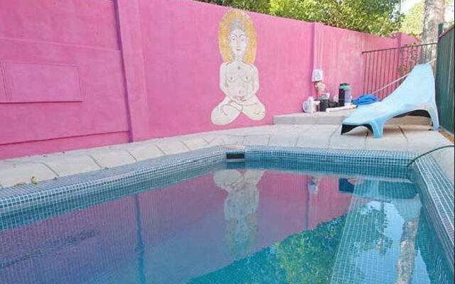Dolphins Beach House - Hostel