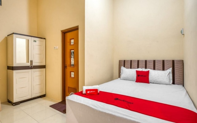 RedDoorz Syariah near Kebon Rojo Park Blitar – Guest Rooms – Blitar