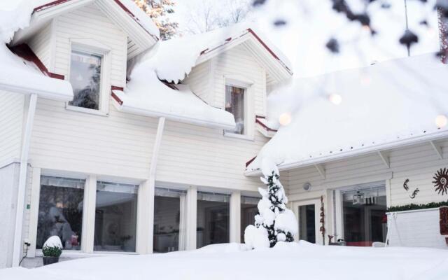 Moonlight House: Cozy holiday home with fireplace