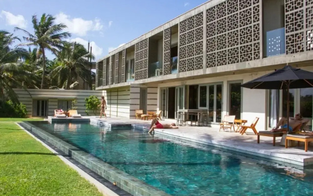 Modern Beach Villa With Roof Garden