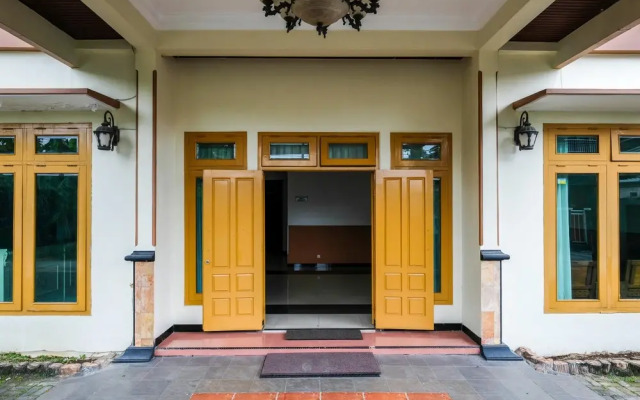 RedDoorz @ Savitri Hotel