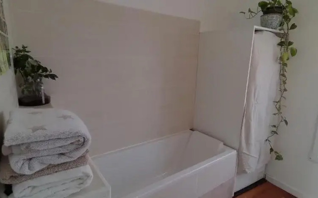 belle chambre sur terrasse à 3 min de la gare