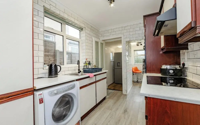 House - Sleeps 10 - Parking - Garden
