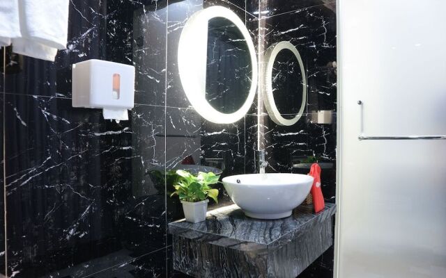 RedDoorz Premium @ Nguyen Thai Son Street