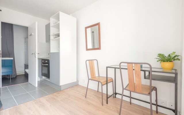 Studio With a Courtyard Place Gambetta