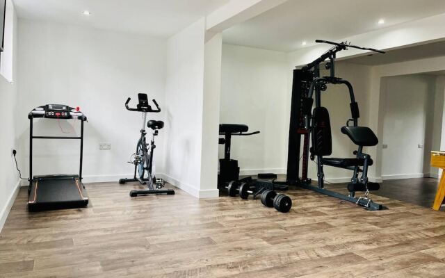 Large Riverside House in Wraysbury, Staines