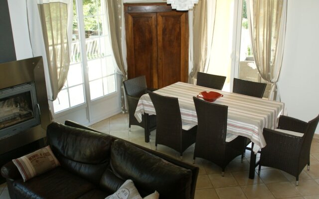 Detached Villa With Enclosed Beautiful Garden And Private Pool 1Km From Cereste