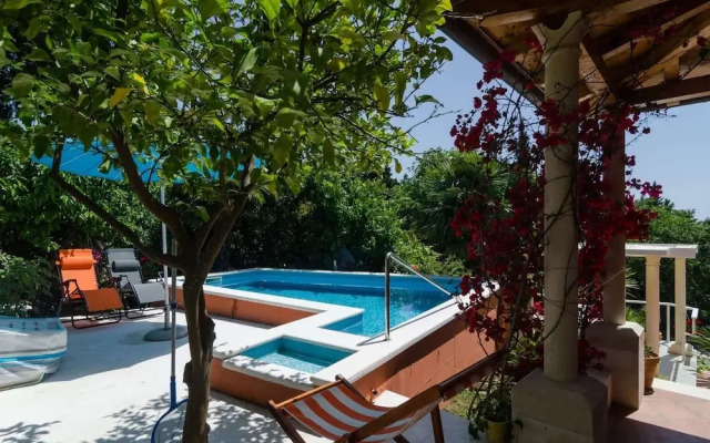 Holiday Home Gemma - Four Bedroom Holiday Home With Terrace and Swimming Pool