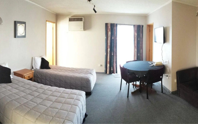 The Aquarius Motor Inn