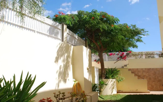 Deluxe Apartment. 50 meters Beach