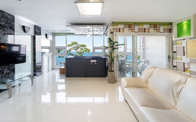 Pohang Pinewave Sea & Spa Pension