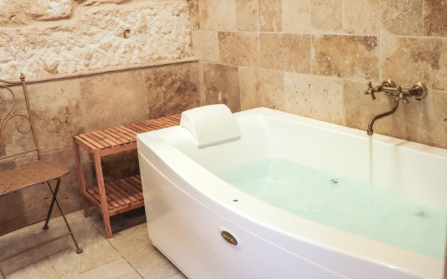 Traditional Maisonette - Yard & Jacuzzi