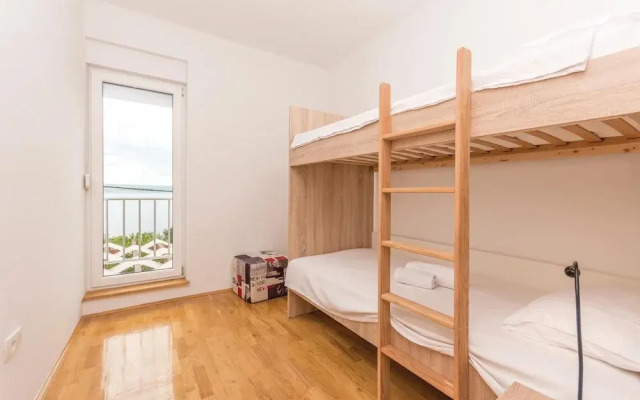 Beautiful Apartment in Maslenica With 3 Bedrooms and Wifi
