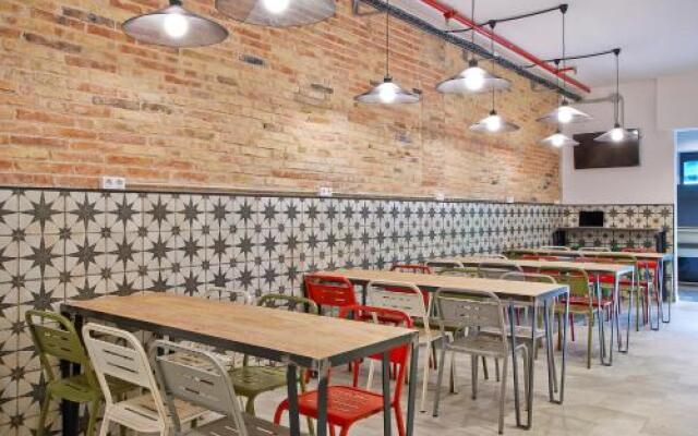 Hola Hostal Collblanc - Hostel