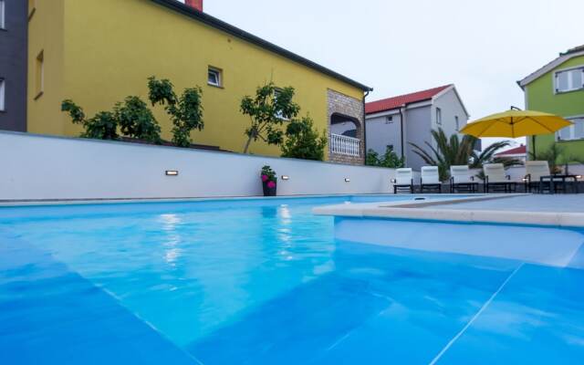 Pool Apartments Lucky Luke